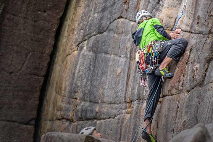 Persona escalada en roca