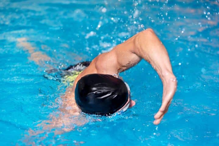 un hombre en una piscina