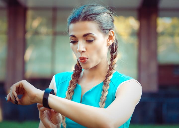 mujer mirando el reloj