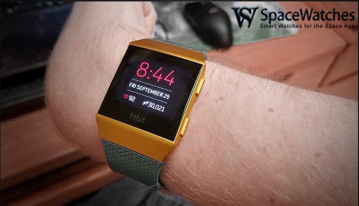 persona con reloj fitbit iónico