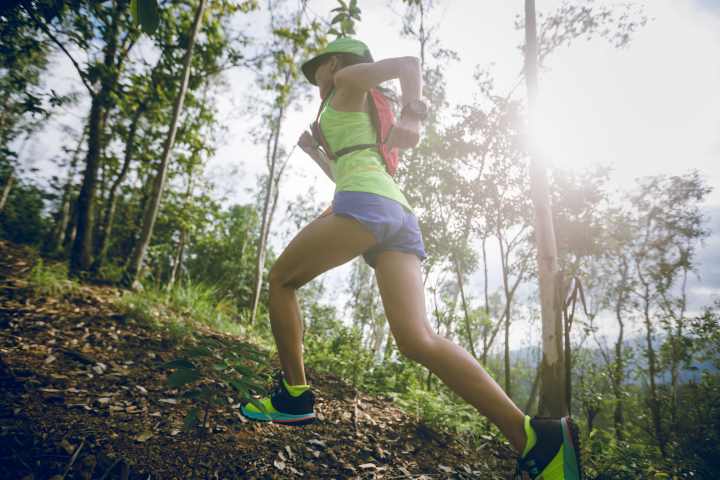 una mujer corriendo en el bosque