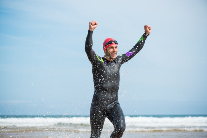 hombre con reloj de natación celebrando la natación abierta