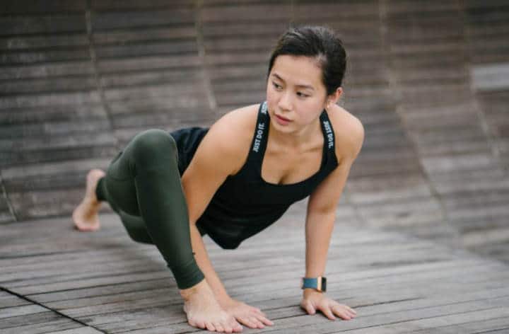 mujer haciendo yoga