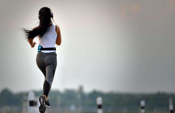 Mujer corriendo y rastreando fitness