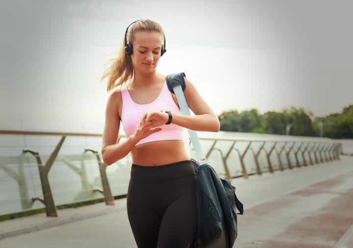 mujer con un reloj inteligente como fitbit alta