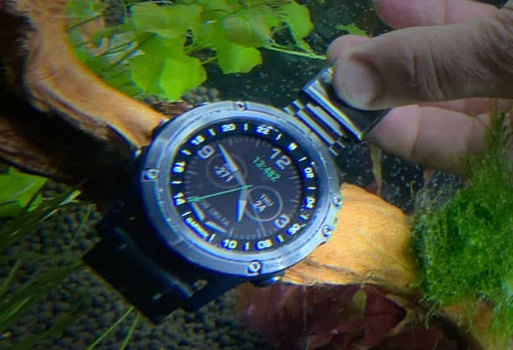 Reloj Garmin Forerunner 735XT bajo el agua