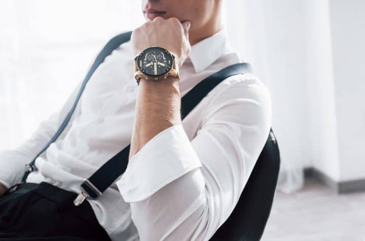 hombre elegante con reloj de lujo de las 20 mejores marcas de relojes